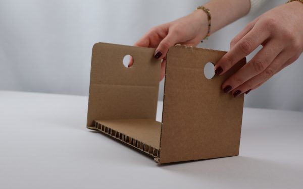 Produkt liegt sicher im Flextray während des Verpackens